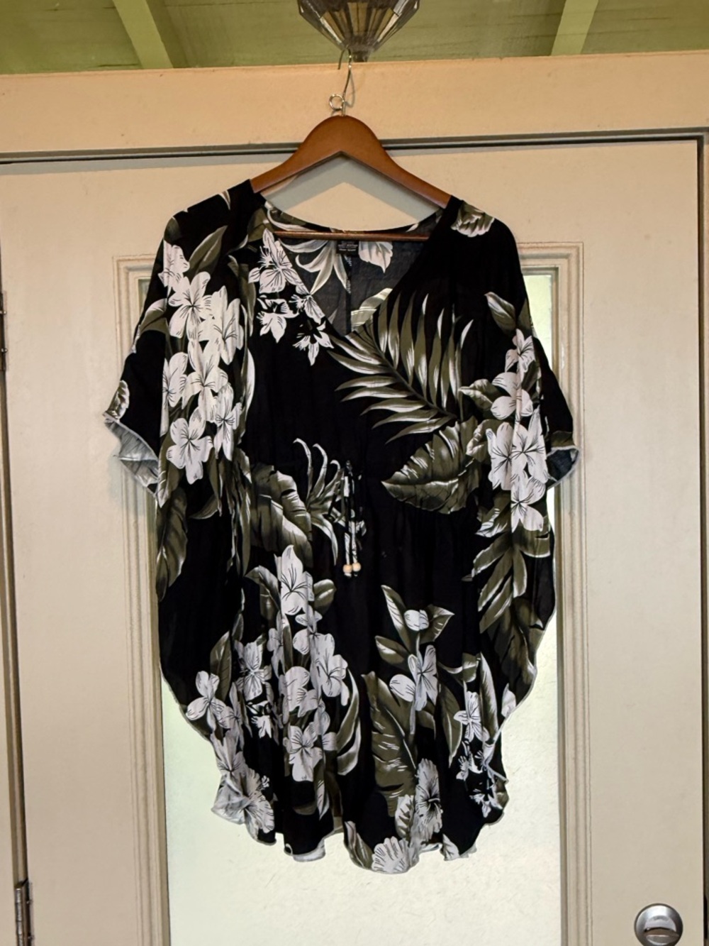 Floral V-Neck Dolman Top in Black and white